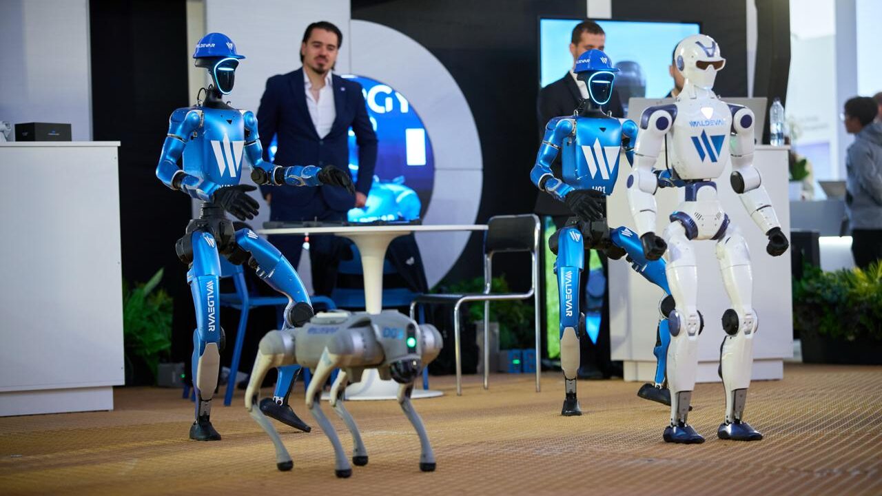 Roboți umanoizi și robot patruped în standul Waldevar Energy la ENERGY EXPO 2026